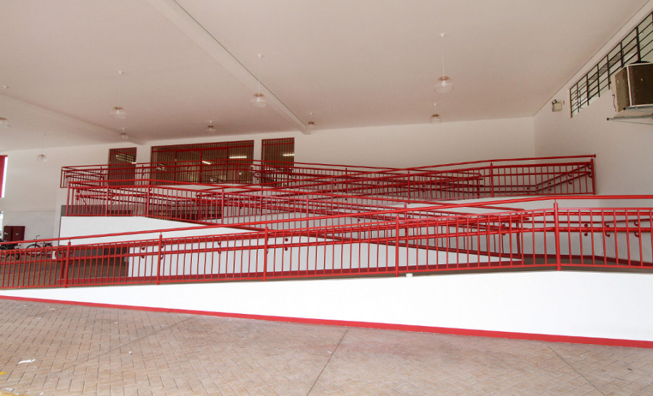 Centro Estadual de Educação Profissional de Terra Roxa. Rampas (acessibilidade).
Terra Roxa, 03-04-13.