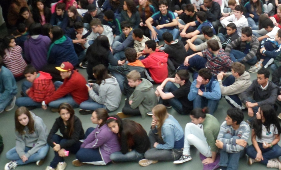 Em Cascavel, o curso ministrado pelo Corpo de Bombeiros aconteceu no Centro Estadual de Educação Profissional Pedro Boaretto Neto e contou com palestras e oficinas de primeiros socorros, prevenção a incêndio e prevenção a acidentes. “Todas as escolas devem formar uma brigada, com cinco integrantes. A equipe de brigadistas tem de elaborar um plano de abandono de prédio e simulá-lo duas vezes por ano”, explicou o primeiro sargento, Zilmo Girotto.