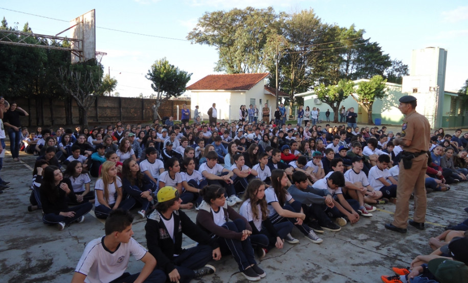No Núcleo Regional de Dois Vizinhos, o curso de capacitação da Brigada Escolar e Defesa Civil na Escola ocorreu no Colégio Estadual Dois Vizinhos com a participação de diretores, pedagogos e funcionários das escolas estaduais e dos representantes das Associações de Pais e Amigos dos Excepcionais (Apaes) de Dois Vizinhos, São Jorge do Oeste, Cruzeiro do Iguaçu e Boa Esperança do Iguaçu.