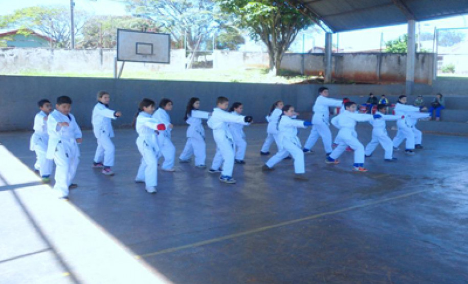Aulas de Karatê realizadas através do Programa Mais Educação no Colégio Estadual Carlos Massaretto, em Apucarana. Foto de arquivo.