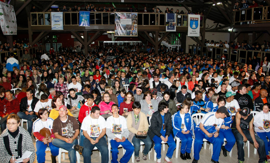 27-05-13 - Abertura do IX Festival Estadual Nossa Arte da APAE em União da Vitória com o Secretário de Educação Flávio Arns.