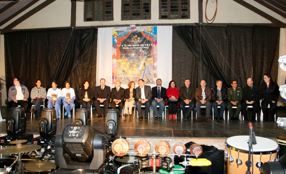 27-05-13 - Abertura do IX Festival Estadual Nossa Arte da APAE em União da Vitória com o Secretário de Educação Flávio Arns.