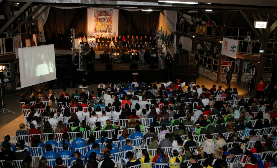27-05-13 - Abertura do IX Festival Estadual Nossa Arte da APAE em União da Vitória com o Secretário de Educação Flávio Arns.