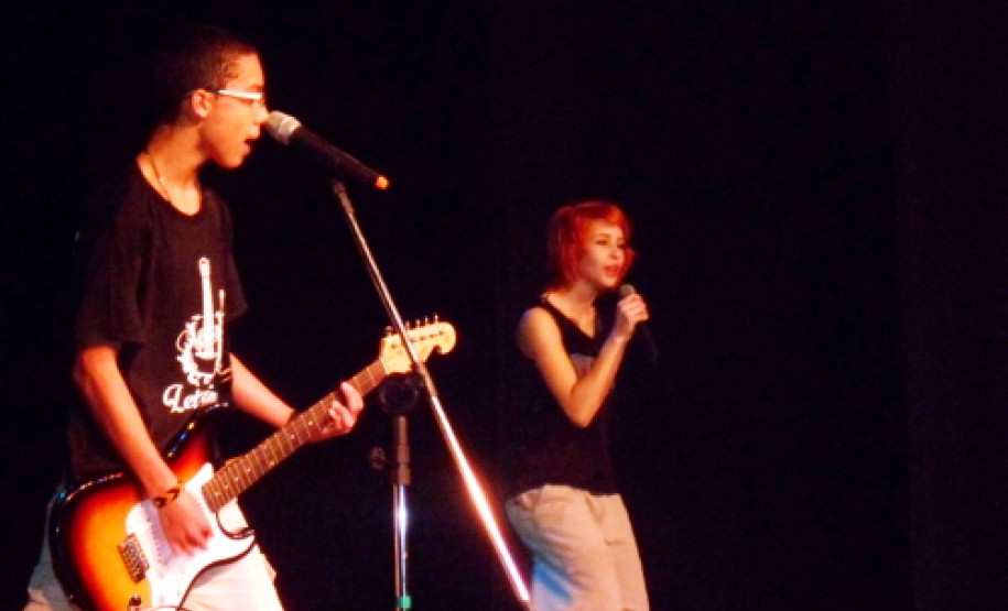 Na quarta-feira (29), cerca de 60 estudantes da manhã do Colégio Marilis Pirotelli fizeram um show de músicas cantadas e tocadas na língua inglesa. O “English Art Show” mostrou que a língua inglesa está presente no dia a dia. “A apresentação serviu para valorizar os alunos, que também puderam mostrar o aprendizado e o talento no palco”, explicou a professora de Língua Inglesa e Língua Portuguesa, Iana Mara Steuernagel.