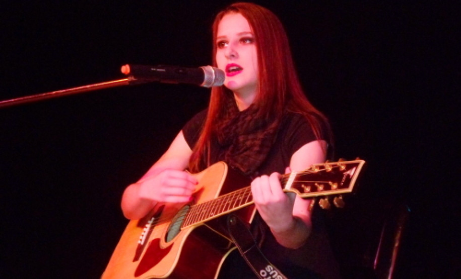 Na quarta-feira (29), cerca de 60 estudantes da manhã do Colégio Marilis Pirotelli fizeram um show de músicas cantadas e tocadas na língua inglesa. O “English Art Show” mostrou que a língua inglesa está presente no dia a dia. “A apresentação serviu para valorizar os alunos, que também puderam mostrar o aprendizado e o talento no palco”, explicou a professora de Língua Inglesa e Língua Portuguesa, Iana Mara Steuernagel.