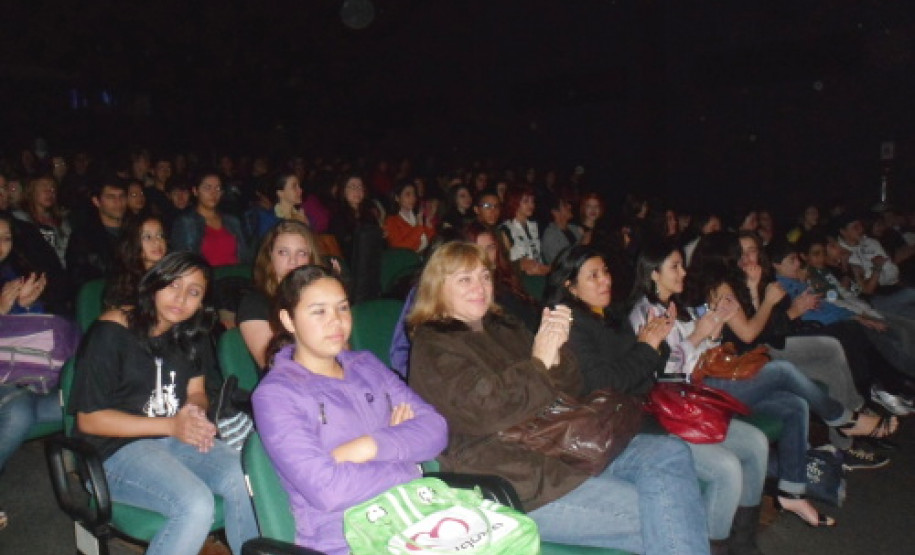 Na quarta-feira (29), cerca de 60 estudantes da manhã do Colégio Marilis Pirotelli fizeram um show de músicas cantadas e tocadas na língua inglesa. O “English Art Show” mostrou que a língua inglesa está presente no dia a dia. “A apresentação serviu para valorizar os alunos, que também puderam mostrar o aprendizado e o talento no palco”, explicou a professora de Língua Inglesa e Língua Portuguesa, Iana Mara Steuernagel.