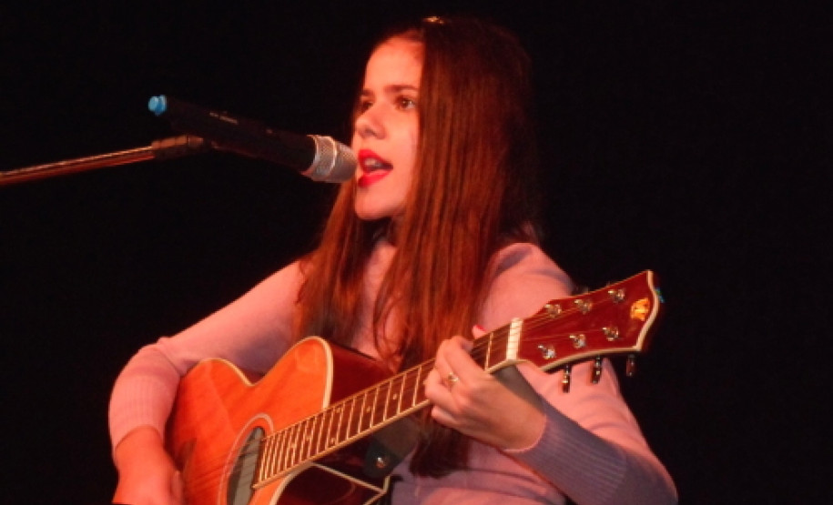 Na quarta-feira (29), cerca de 60 estudantes da manhã do Colégio Marilis Pirotelli fizeram um show de músicas cantadas e tocadas na língua inglesa. O “English Art Show” mostrou que a língua inglesa está presente no dia a dia. “A apresentação serviu para valorizar os alunos, que também puderam mostrar o aprendizado e o talento no palco”, explicou a professora de Língua Inglesa e Língua Portuguesa, Iana Mara Steuernagel.