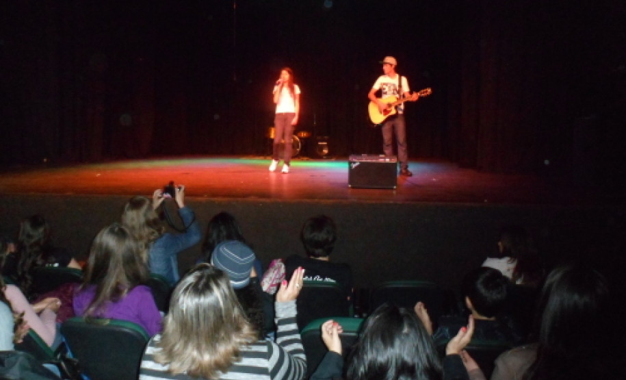 Na quarta-feira (29), cerca de 60 estudantes da manhã do Colégio Marilis Pirotelli fizeram um show de músicas cantadas e tocadas na língua inglesa. O “English Art Show” mostrou que a língua inglesa está presente no dia a dia. “A apresentação serviu para valorizar os alunos, que também puderam mostrar o aprendizado e o talento no palco”, explicou a professora de Língua Inglesa e Língua Portuguesa, Iana Mara Steuernagel.