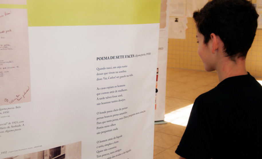 Poesia de Carlos Drumonnd percorre escolas estaduais Exposição itinerante leva 15 banners de dupla face com biografia e principais textos do poeta para escolas que trabalham a obra de Drummond.