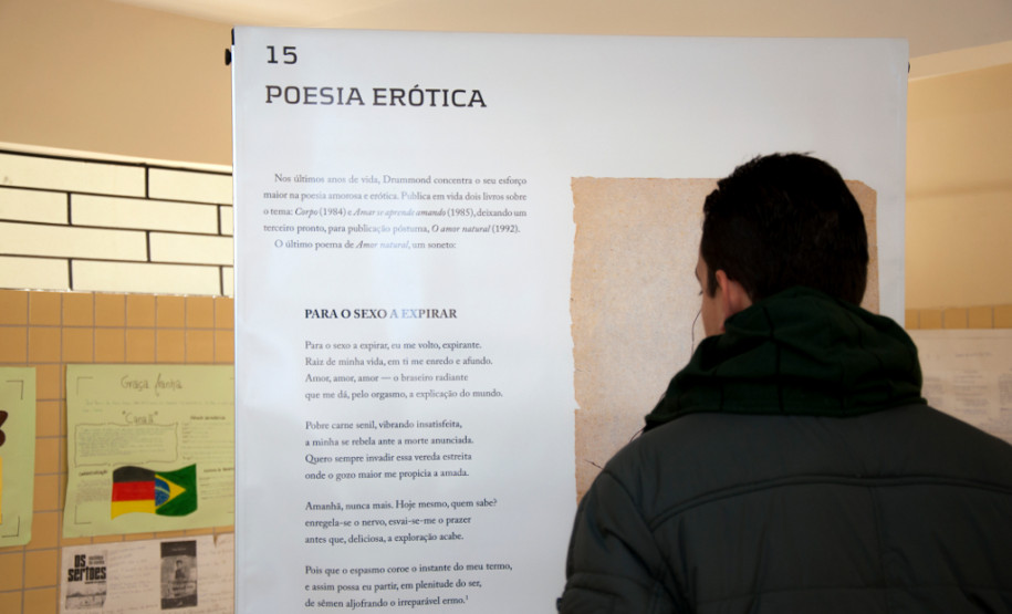 Poesia de Carlos Drumonnd percorre escolas estaduais Exposição itinerante leva 15 banners de dupla face com biografia e principais textos do poeta para escolas que trabalham a obra de Drummond.