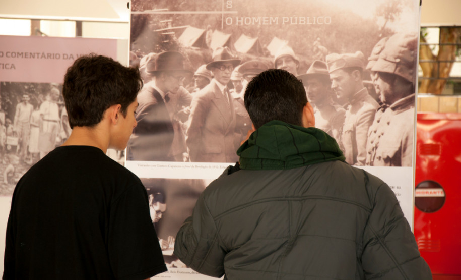 Poesia de Carlos Drumonnd percorre escolas estaduais Exposição itinerante leva 15 banners de dupla face com biografia e principais textos do poeta para escolas que trabalham a obra de Drummond.