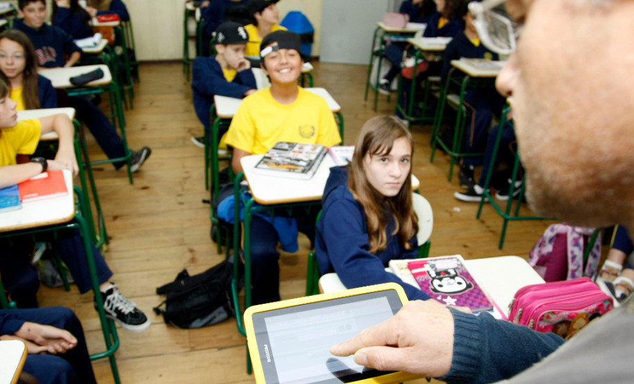 Professores do ensino médio da rede estadual de educação do Paraná estão recebendo tablets que vão ajudar no trabalho em sala de aula. Por meio do Plano de Ação Articulada (PAR), a Secretaria de Estado da Educação concluirá essa semana a distribuição de 32 mil aparelhos.