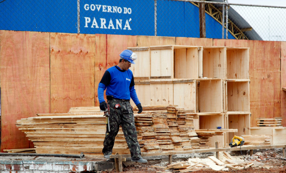 15-05-13 - Obras de reforma, Colégio Estadual Yvone Pimentel.