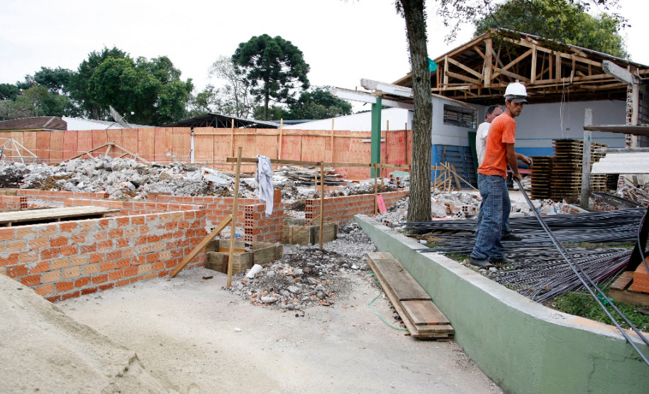 Obras de reforma do Colégio Estadual Amâncio Moro. 15-05-13.