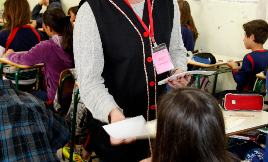 04-06-13 - Colégio Estadual Professor Lysimaco Ferreira Costa, alunos se prepararam para participar das Olimpíadas Escolares de Matemática.