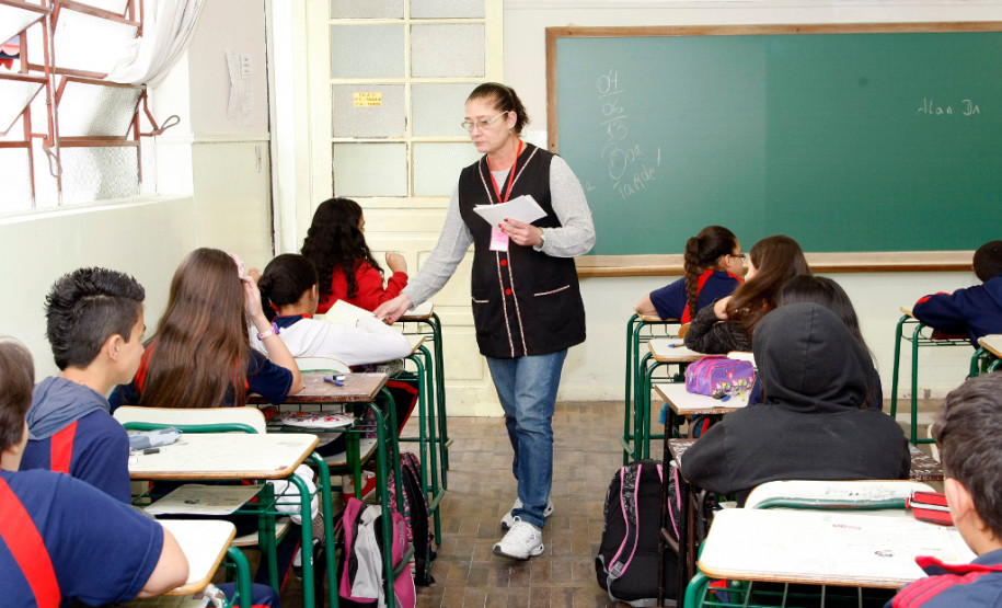 04-06-13 - Colégio Estadual Professor Lysimaco Ferreira Costa, alunos se prepararam para participar das Olimpíadas Escolares de Matemática.