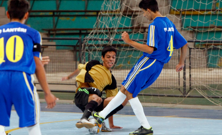 Começa a macrorregional dos Jogos Escolares 14-05-13 - Jogos Escolares, Secretaria de Esporte, jogo de Futebol de Salao entre o Colégio Estadual Pio Lantéri e o Clégio Estadual Santa Felicidade.