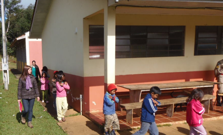 Alunos, professores e funcionários receberam treinamento para lidar com situações de emergência, e simularam o abandono de prédio escolar.