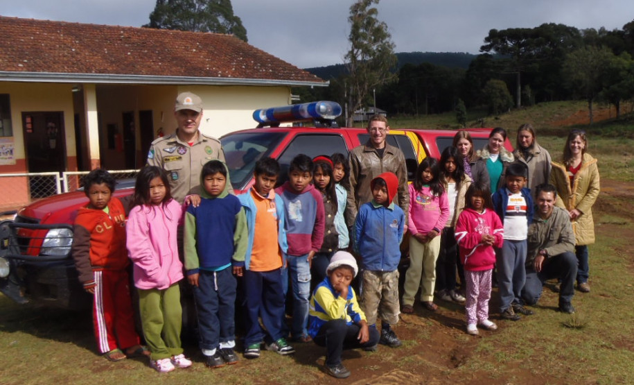 Alunos, professores e funcionários receberam treinamento para lidar com situações de emergência, e simularam o abandono de prédio escolar.