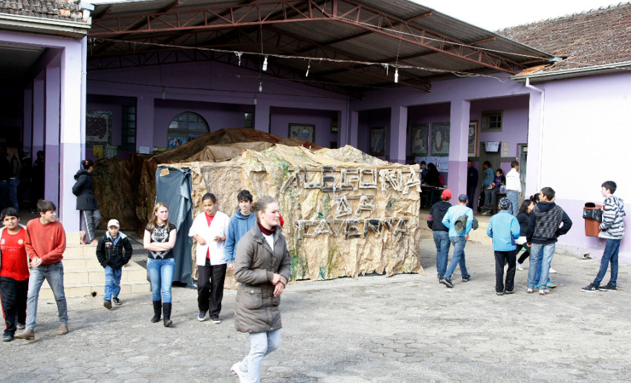 06-06-13 - Cidade de Paulo Frontin, alunos do Colégio Estadual Pedro Busko apresentam trabalhos na Feira de Talento nas dependencias do Colégio.