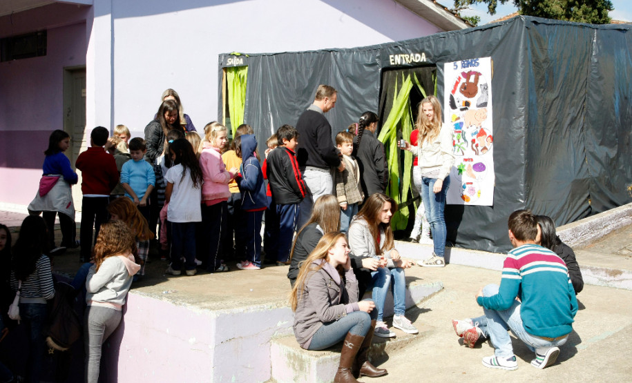 06-06-13 - Cidade de Paulo Frontin, alunos do Colégio Estadual Pedro Busko apresentam trabalhos na Feira de Talento nas dependencias do Colégio.