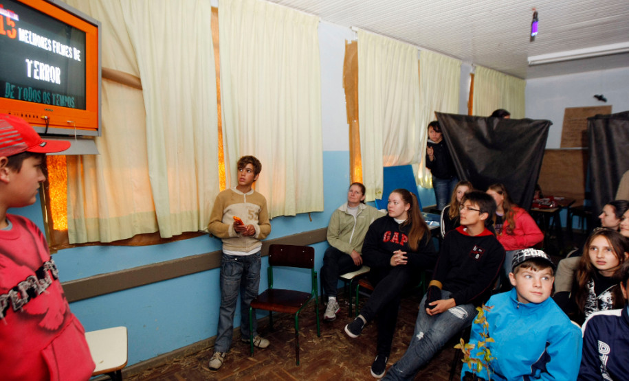 06-06-13 - Cidade de Paulo Frontin, alunos do Colégio Estadual Pedro Busko apresentam trabalhos na Feira de Talento nas dependencias do Colégio.