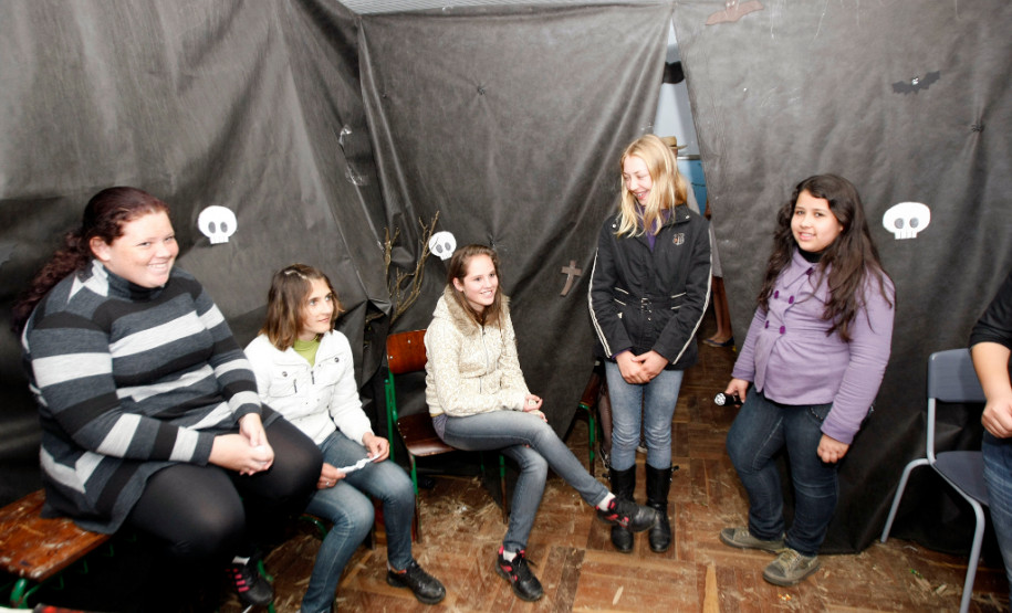 06-06-13 - Cidade de Paulo Frontin, alunos do Colégio Estadual Pedro Busko apresentam trabalhos na Feira de Talento nas dependencias do Colégio.