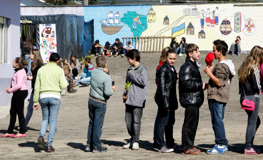 06-06-13 - Cidade de Paulo Frontin, alunos do Colégio Estadual Pedro Busko apresentam trabalhos na Feira de Talento nas dependencias do Colégio.
