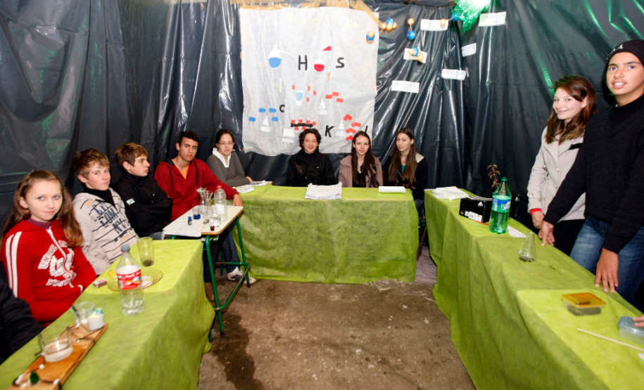 06-06-13 - Cidade de Paulo Frontin, alunos do Colégio Estadual Pedro Busko apresentam trabalhos na Feira de Talento nas dependencias do Colégio.