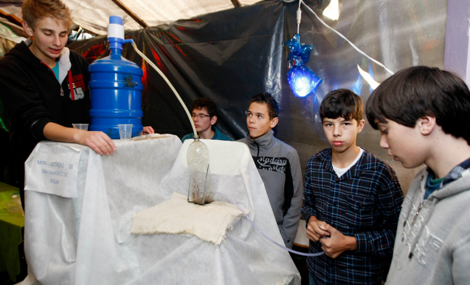 06-06-13 - Cidade de Paulo Frontin, alunos do Colégio Estadual Pedro Busko apresentam trabalhos na Feira de Talento nas dependencias do Colégio.