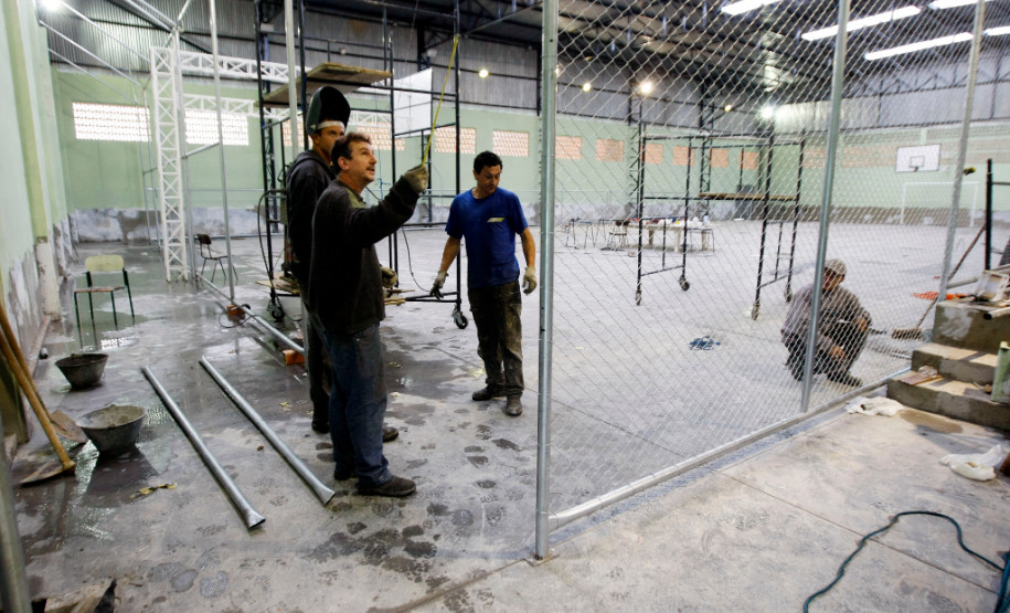 22-05-13 - Obras de melhorias na quadra poliesportiva no Colégio Estadual Pedro Stelmachuk em União da Vitória.