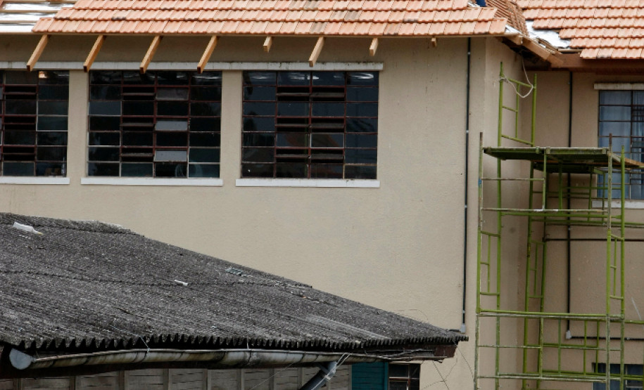 15-05-13 - Obras de reforma, Colégio Estadual República Oriental do Urugai.