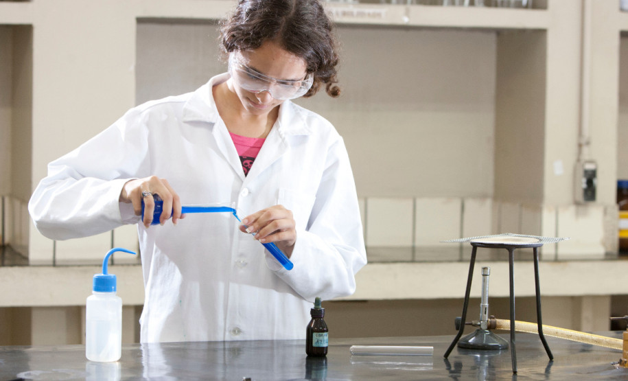 13-03-13 - CEEP - Centro Estadual de Educacão Profissional de Curitiba, laboratórios de aula, aluna Debóra Cristina Soares de 15 anos do segundo ano de química.