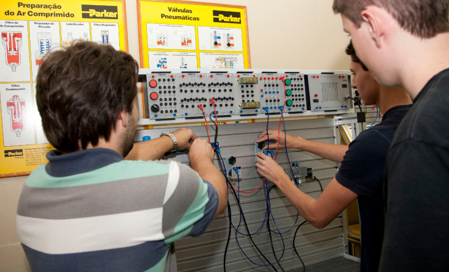 13-03-13 - CEEP - Centro Estadual de Educacão Profissional de Curitiba, laboratório de eletromecânica professor Ranilson Antonio Chemin e os alunos André Nakoveztdinei de 17 anos e Erick Martins de 17 anos.