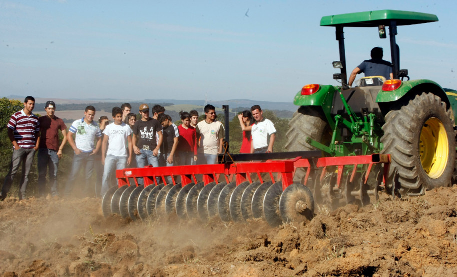 Arapoti - 29-08-13 - Centro Estadual de Educação Profissional de Arapoti, na foto novo trator do CEEP.