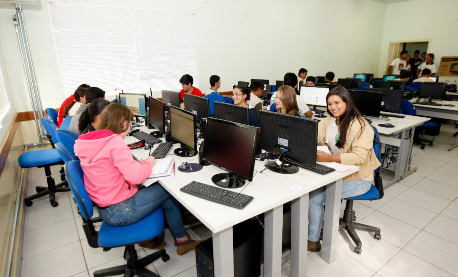 Arapoti - 29-08-13 - Centro Estadual de Educação Profissional de Arapoti, laboratório de informática.