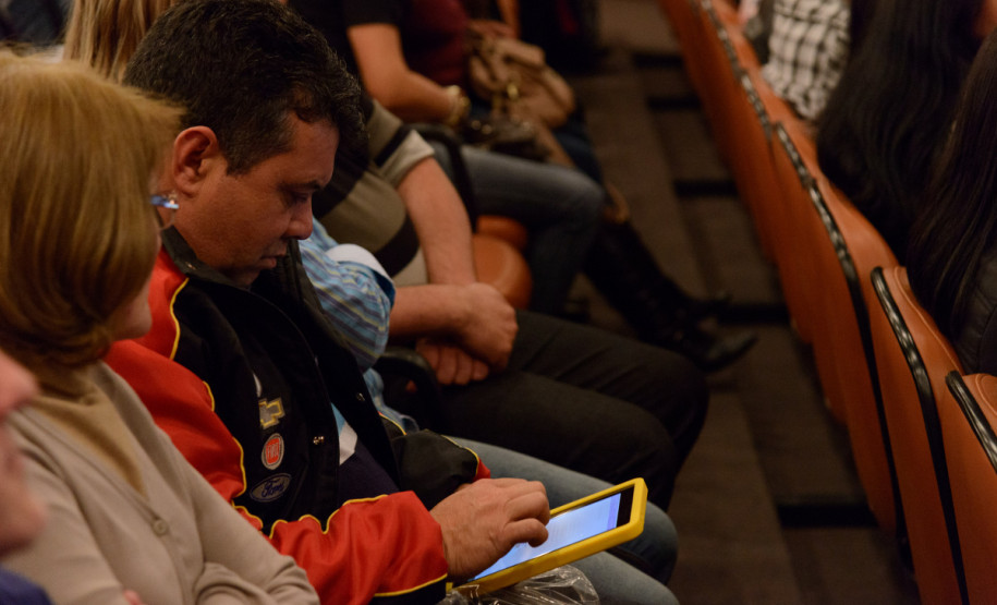 Entrega de Tablets para professores de escolas do Núcleo Regional de Educação Área Metropolitana Norte, no auditório do Parque Newton Freire Maia. Pinhais, 06/062013.