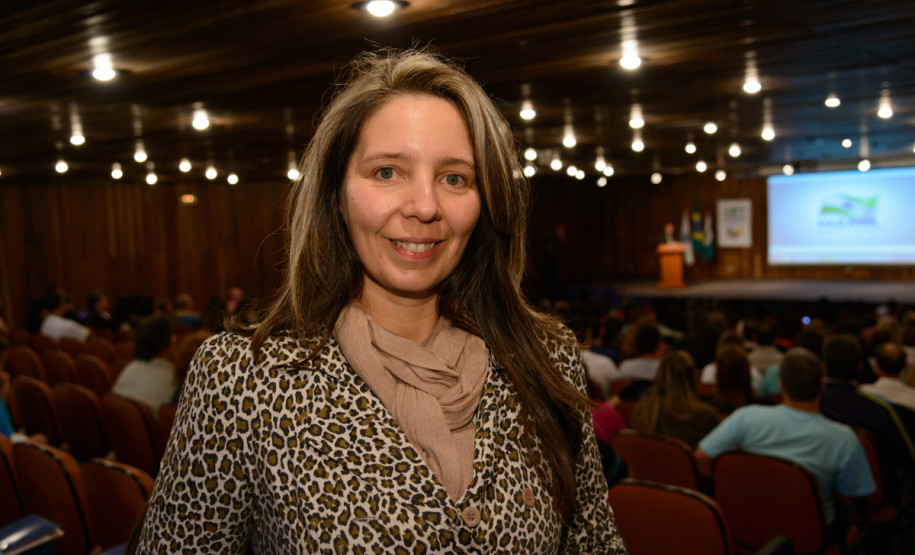 Entrega de Tablets para professores de escolas do Núcleo Regional de Educação Área Metropolitana Norte, no auditório do Parque Newton Freire Maia. Na foto, a professora Debora Nogueira Cavalli, de Colombo. Pinhais, 06/06/2013.
