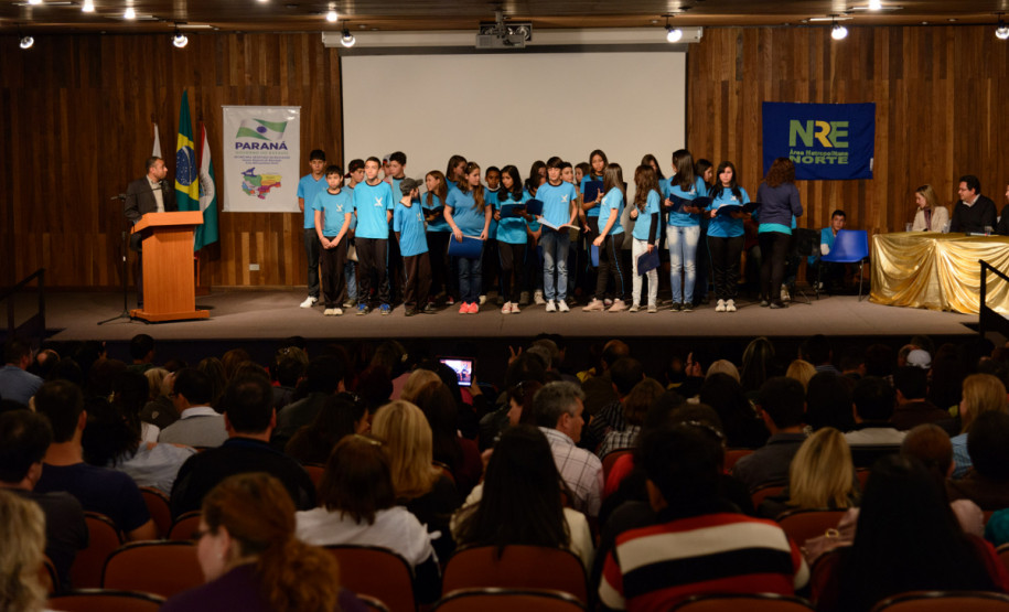 Entrega de Tablets para professores de escolas do Núcleo Regional de Educação Área Metropolitana Norte, no auditório do Parque Newton Freire Maia. Na foto, apresentação do coral de alunos da Colégio Estadual Elias Abrahão. Pinhais, 06/06/2013.