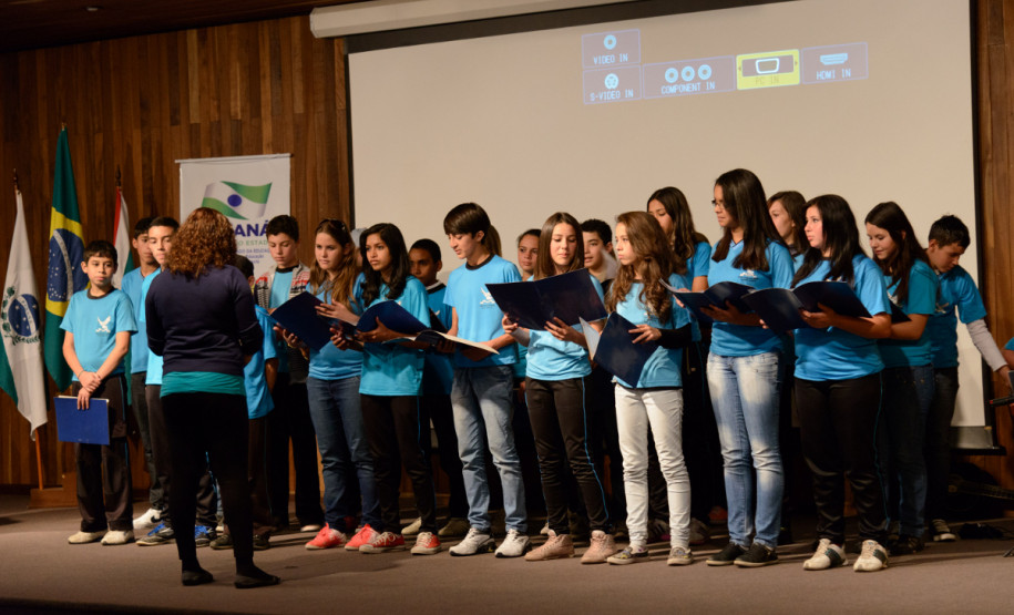 Entrega de Tablets para professores de escolas do Núcleo Regional de Educação Área Metropolitana Norte, no auditório do Parque Newton Freire Maia. Na foto, apresentação do coral de alunos Colégio Estadual Elias Abrahão, de Quatro Barras. Pinhais, 06/06/2013.