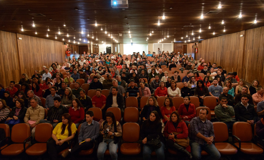 Entrega de Tablets para professores de escolas do Núcleo Regional de Educação Área Metropolitana Norte, no auditório do Parque Newton Freire Maia. Pinhais, 06/06/2013.