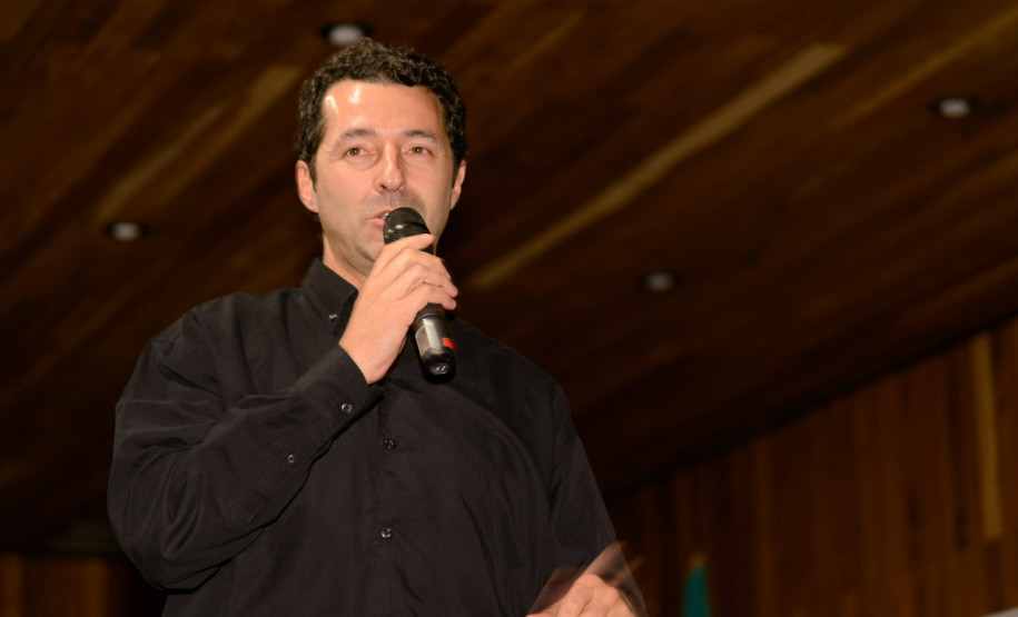 Entrega de Tablets para professores de escolas do Núcleo Regional de Educação Área Metropolitana Norte, no auditório do Parque Newton Freire Maia. Na foto, Rogerio Riva, coordenador de Tecnologia Educacional da SEED. Pinhais, 06/06/2013.