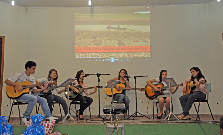 Os alunos do ensino fundamental produziram poemas; os alunos do primeiro ano do ensino médio escreveram crônica e os estudantes do segundo e terceiro anos produziram textos de opinião. Foram premiados 28 alunos em primeiro e segundo lugares de cada uma das catorze turmas da escola.