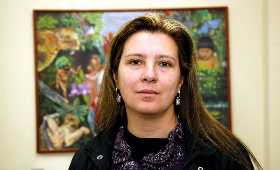04-06-13 - Pinhais, Centro Estadual de Educação Profissional Newton Freire Maia, alunos tem aula prática de plantio, na foto a coordenadora do curso técnico de agropecuária Rosyara Julyatto.