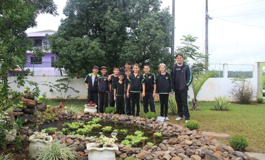 A construção do pequeno lago na escola contou com o apoio de pais, que trouxeram as pedras e dos alunos que vieram no período da tarde e o construíram em três dias.