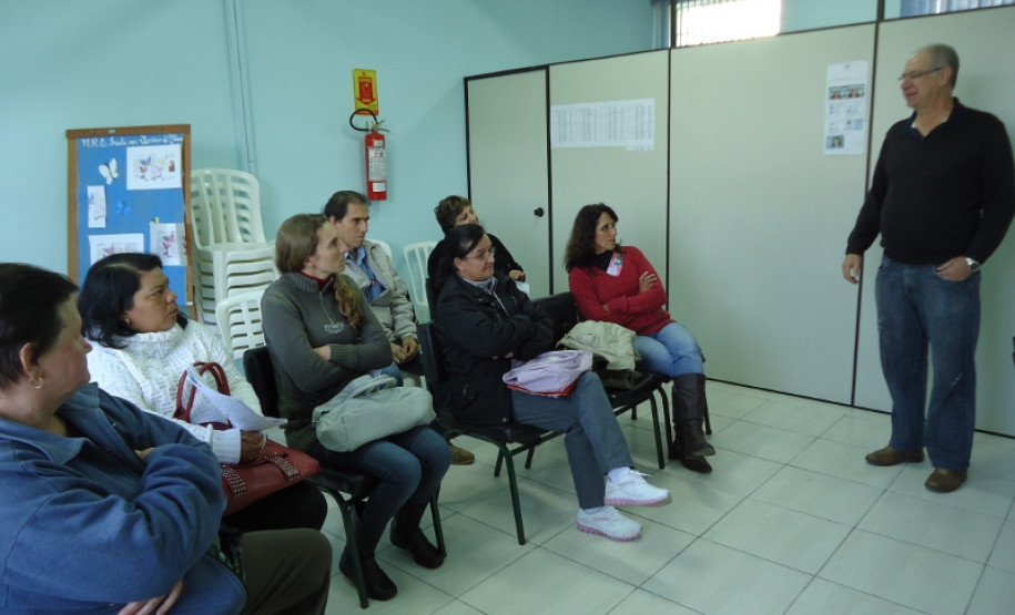 Oito funcionários assinaram o termo de posse no Núcleo Regional de Educação de Irati. O Decreto nº 8308, de 24/05/2013, referente à nomeação de Agentes Educacionais, regularizou a vida profissional dos aprovados concurso público de 2006. “Fico muito feliz com a decisão do governo e do secretário, espero isso há anos, mas agora farei parte de um plano de carreira na educação” disse a nova funcionária Alaide Maia Fabri após assinar sua posse.