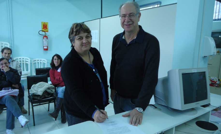 Oito funcionários assinaram o termo de posse no Núcleo Regional de Educação de Irati. O Decreto nº 8308, de 24/05/2013, referente à nomeação de Agentes Educacionais, regularizou a vida profissional dos aprovados concurso público de 2006. “Fico muito feliz com a decisão do governo e do secretário, espero isso há anos, mas agora farei parte de um plano de carreira na educação” disse a nova funcionária Alaide Maia Fabri após assinar sua posse.