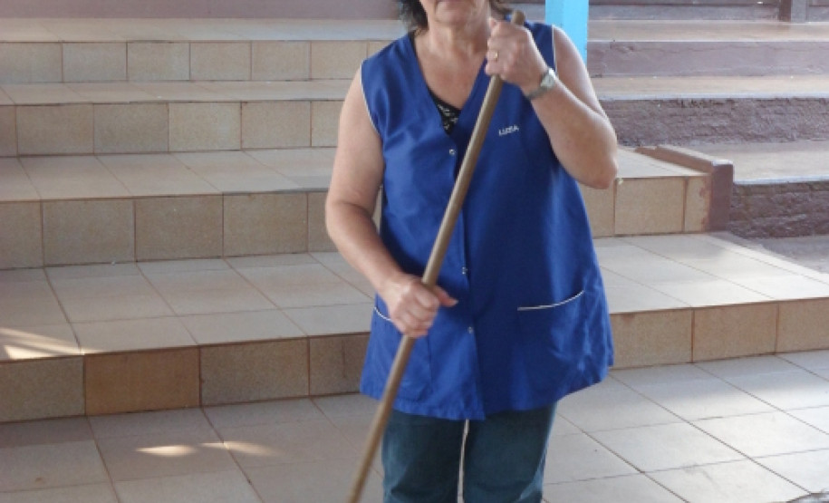 Dona Luzia Aparecida Prestes, que trabalha há 22 anos no Colégio Estadual Professora Júlia Wanderley, de Cascavel, é uma das pessoas que somente agora conseguiu se efetivar no Estado por meio de concurso público. “Demorou, mas valeu a pena esperar, porque agora poderei usufruir dos benefícios que o Estado oferece, inclusive do plano de carreiras, que antes eu não tinha”, afirmou a funcionária.