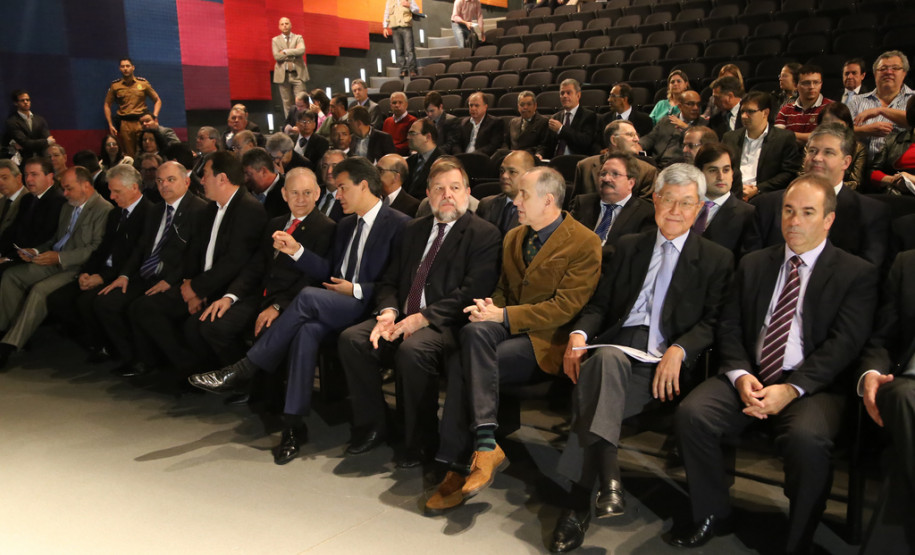 Educação foi destaque, com obras em escolas, valorização dos professores, melhorias no transporte escolar e na merenda dos estudantes. <br />
<br />
Veja mais fotos em: <a href=" http://www.flickr.com/photos/flavioarns/sets/72157634044005051/" target="_blank"> http://www.flickr.com/photos/flavioarns/</a>