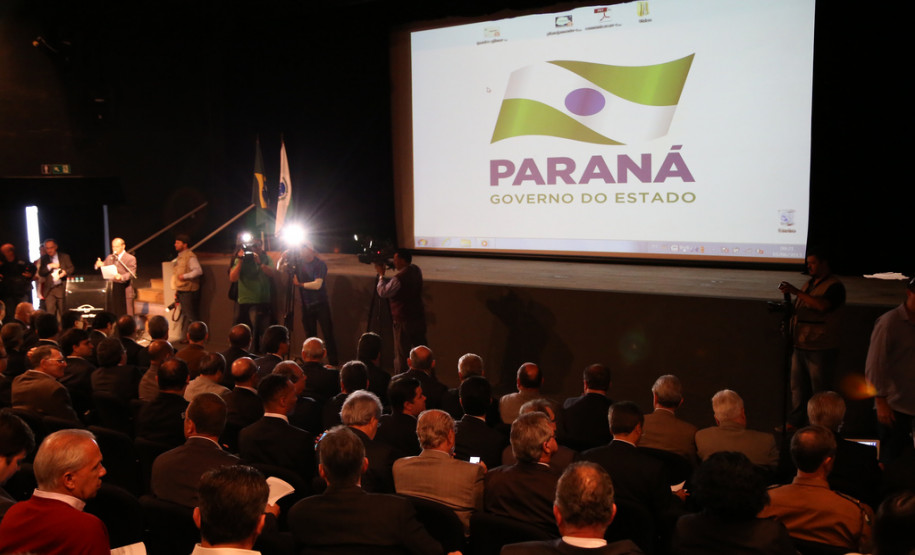 Educação foi destaque, com obras em escolas, valorização dos professores, melhorias no transporte escolar e na merenda dos estudantes. <br />
<br />
Veja mais fotos em: <a href=" http://www.flickr.com/photos/flavioarns/sets/72157634044005051/" target="_blank"> http://www.flickr.com/photos/flavioarns/</a>